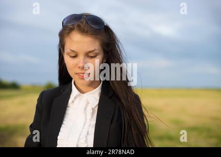 Giovane donna di affari di bellezza sul campo verde Foto Stock