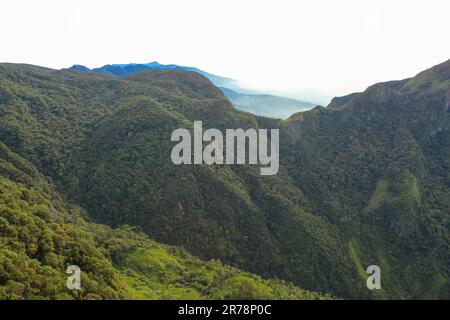 Vista della catena montuosa al World's End nel parco nazionale di Horton Plains in Sri Lanka. Cielo nuvoloso con spazio di copia per il testo Foto Stock