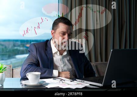 Uomo stanco che lavora in ufficio a casa, esausto, stressato, uomo sovraccaricato, investimenti finanziari infruttuosi. Foto Stock