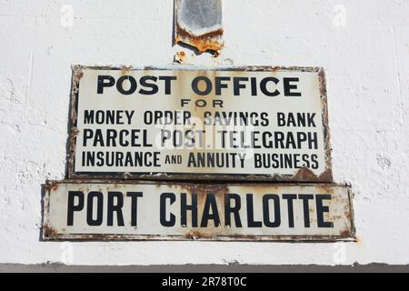 Un cartello per il vecchio ufficio postale a Port Charlotte, Isola di Islay Foto Stock