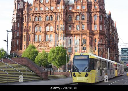 Un tram raffigurato di fronte al Midland Hotel di Manchester Foto Stock