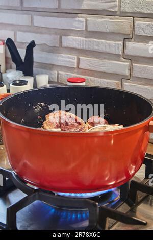 Ossobuco sta bollendo in pentola a fuoco basso. Foto Stock