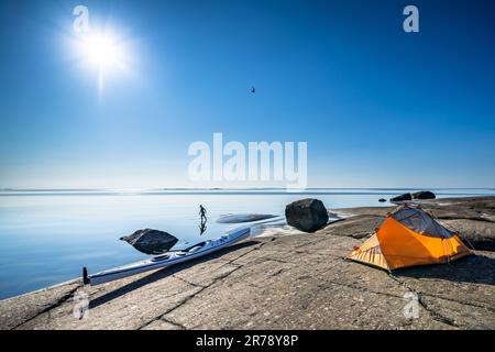Fai una nuotata mattutina sull'isola di Hamnskär, Loviisa, Finlandia Foto Stock