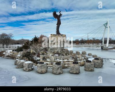 La maestosa statua in bronzo del Custode delle pianure a Wichita, Kansas Foto Stock