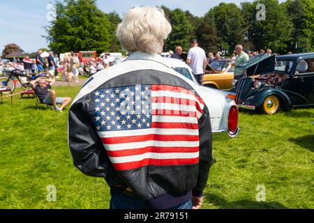 Retro dell'uomo anziano che indossa una giacca in pelle con stelle e strisce bandiera americana al classico show di auto d'epoca Capesthorne Hall Cheshire UK 2023 Foto Stock