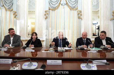 Mosca, Russia. 13th giugno, 2023. Il presidente russo Vladimir Putin, al centro, esprime le sue osservazioni durante un incontro faccia a faccia con i corrispondenti di guerra russi e i blogger pro-Cremlino presso il Palazzo del Grande Cremlino, il 13 giugno 2023 a Mosca, Russia. Da sinistra: Yevgeny Poddubny (Russia 24 TV), Yekaterina Agranovich (canale Katrusya Telegram), Vladimir Putin, Andrei Filatov (Russia Today), e Ilya Ushenin (NTV Television Company). Credit: Gavriil Grigorov/Kremlin Pool/Alamy Live News Foto Stock