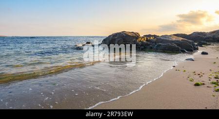 riva del mare nero in bulgaria all'alba. onde lavare la spiaggia di sabbia con rocce. stagione estiva Foto Stock