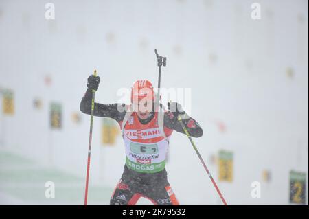 Simon Schempp Aktion Biathlon, 4X7, 5km Staffel der Herren am 12.12.2010 a Hochfilzen. Foto Stock