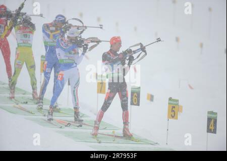 Simon Schempp Aktion Biathlon, 4X7, 5km Staffel der Herren am 12.12.2010 a Hochfilzen. Foto Stock