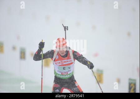 Simon Schempp Aktion Biathlon, 4X7, 5km Staffel der Herren am 12.12.2010 a Hochfilzen. Foto Stock