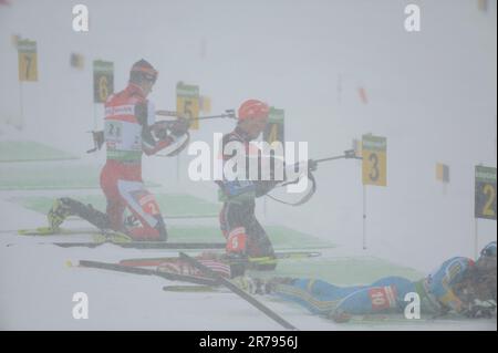 Simon Schempp Aktion Schießen Biathlon, 4X7, 5km Staffel der Herren am 12.12.2010 a Hochfilzen. Foto Stock