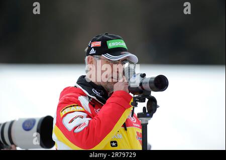 Uwe MÜSSIGGANG (Bundestrainer Biathlon Frauen) schaut durchs Fernglas Biathlon 10km Verfolgung der Frauen 24,1.2010. Foto Stock