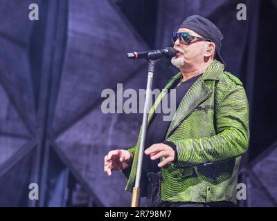 Bologna, Italia. 12th giugno, 2023. Vasco Rossi durante Vasco Rossi - Vasco Live 2023, Concerto musicale a Bologna, 12 2023 giugno Credit: Agenzia indipendente per le foto/Alamy Live News Foto Stock