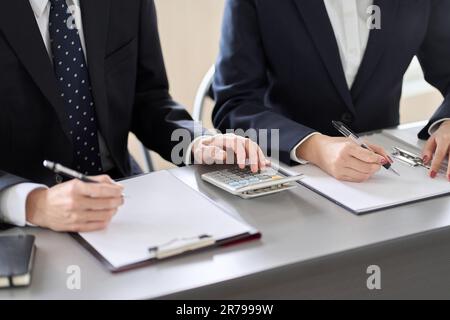 La mano di un professionista asiatico che conduce un'audizione Foto Stock