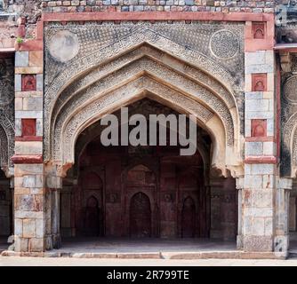 Parete decorazione dell'antica tomba indiana Bada Gumbad a Nuova Delhi, India, bella porta elementi decorativi nella vecchia tomba esterno, vecchia descrizione arabica Foto Stock