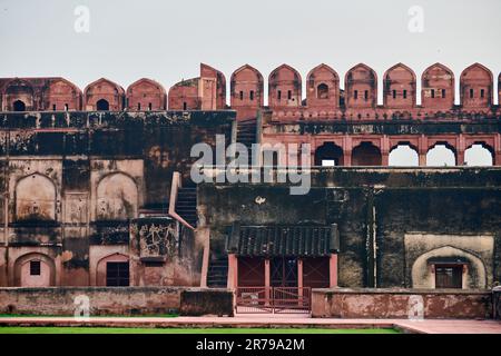 Mura di Agra fortificazione rossa in India dall'interno, vista dall'ingresso principale Amar Singh porta a bellissimo edificio antico, forte rosso in Agra costruito di sabbia rossa Foto Stock