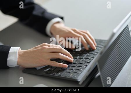 Imprenditore asiatici digitando su laptop Foto Stock