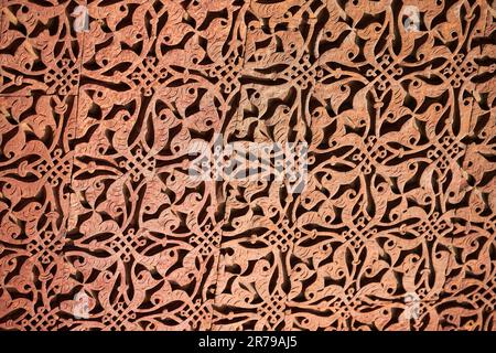 Motivi decorativi della parete del complesso Qutb a Delhi del sud, India, primo piano antiche decorazioni a bassorilievo della parete delle rovine della moschea punto di riferimento, popolare turista Foto Stock