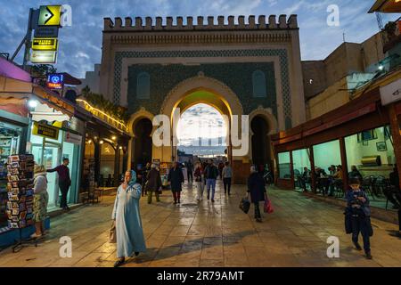 Marocco. Fez. Il cancello Bab Boujloud costruito nel 12th ° secolo. Lato Medina al crepuscolo Foto Stock