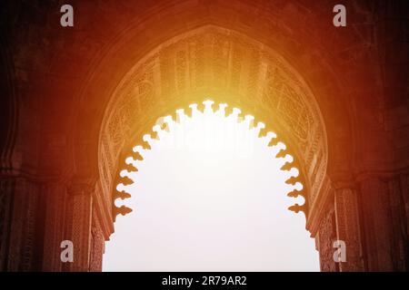 Alai Darwaza punto di riferimento parte Qutb complesso a Sud Delhi, India, Alai Darwaza porta principale decorata con arenaria rossa e intarsiato marmo bianco decorati Foto Stock