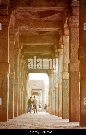 Colonne di pietra del complesso Qutb nel sud di Delhi, India, colonne in antiche rovine di Quwwat ul Islam moschea punto di riferimento, turisti sfondo, popolare turista Foto Stock