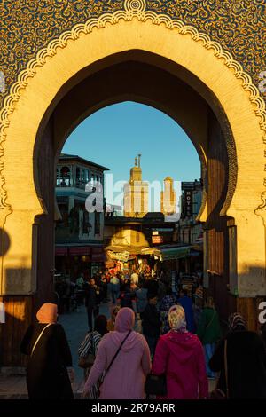 Marocco. Fez. Il cancello Bab Boujloud costruito nel 12th ° secolo. Sullo sfondo, il minareto della moschea Kairaouine Foto Stock