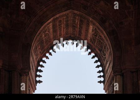 Alai Darwaza punto di riferimento parte Qutb complesso a Sud Delhi, India, Alai Darwaza porta principale decorata con arenaria rossa e intarsiato marmo bianco decorati Foto Stock