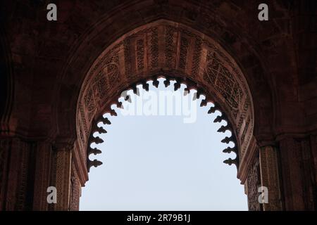 Alai Darwaza punto di riferimento parte Qutb complesso a Sud Delhi, India, Alai Darwaza porta principale decorata con arenaria rossa e intarsiato marmo bianco decorati Foto Stock