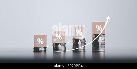 Closeup cubetti di legno con simbolo percentuale, percentuale e frecce crescenti verso l'alto su cubetti di legno. Aumento o prezzo dei tassi ipotecari di interesse finanziario Foto Stock