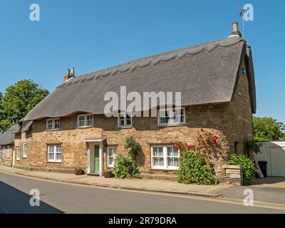 Il vecchio maniero inglese in pietra con il tetto di paglia cottage, Northgate Street, Oakham, Rutland, England, Regno Unito Foto Stock