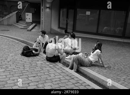 Gli studenti si raffreddano alle insenature di strada a Friburgo in Breisgau Foto Stock