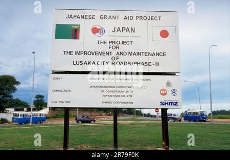 Zambia, un cartellone sulla strada per Lusaka informa la gente sugli aiuti giapponesi per il miglioramento delle infrastrutture dello Zambia . Foto Stock