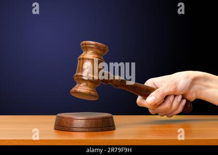 Someones mano azienda diritto in legno martello Foto Stock