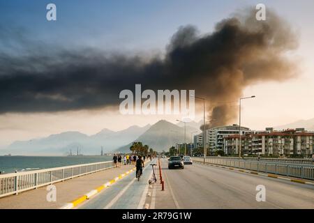 15 maggio 2023, Antalya, Turchia: Una grande colonna di fumo nero da un incendio in città Foto Stock