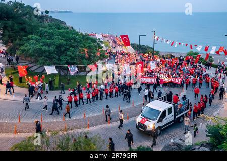 19 maggio 2023, Antalya, Turchia: Fiaccolata di gente attraverso la città con bandiere turche durante la celebrazione della Giornata della Gioventù e dello Sport e A. Foto Stock