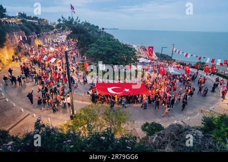 19 maggio 2023, Antalya, Turchia: Fiaccolata di gente attraverso la città con bandiere turche durante la celebrazione della Giornata della Gioventù e dello Sport e A. Foto Stock