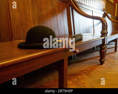 Cappello Bowler lasciato con un ombrello corrispondente nella Masonic Hall nella 1900s città al Beamish Museum, Stanley, County Durham, Regno Unito Foto Stock