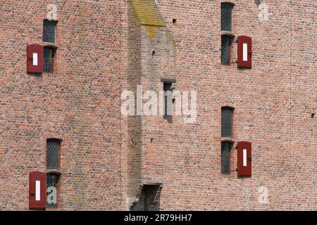 Primo piano del muro con le finestre del castello medievale Doornenburg a Doornenburg nei Paesi Bassi Foto Stock