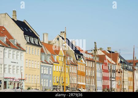Copenaghen, Danimarca - 8 aprile 2023: Vista panoramica di Nyhavn nel centro di Copenaghen con edifici colorati con un cielo blu chiaro Foto Stock