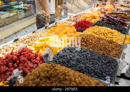 Diversi tipi e varietà in vendita sul mercato. Frutta secca Foto Stock