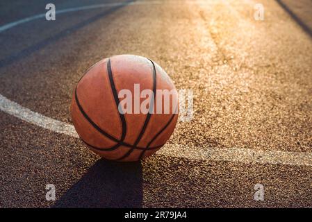 Palla da basket sul campo sportivo. Stili di vita sani e concetti sportivi Foto Stock