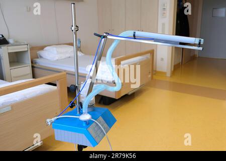 Inalatore medico in una stanza dell'ospedale, primo piano. Concetto di assistenza sanitaria medica Foto Stock