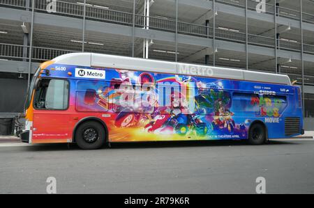 Hollywood, California, USA 12th Giugno 2023 Super Mario Bros. Movie Bus il 12 giugno 2023 a Hollywood, California, Stati Uniti. Foto di Barry King/Alamy Stock Photo Foto Stock