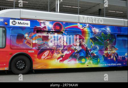Hollywood, California, USA 12th Giugno 2023 Super Mario Bros. Movie Bus il 12 giugno 2023 a Hollywood, California, Stati Uniti. Foto di Barry King/Alamy Stock Photo Foto Stock