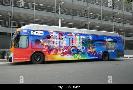 Hollywood, California, USA 12th Giugno 2023 Super Mario Bros. Movie Bus il 12 giugno 2023 a Hollywood, California, Stati Uniti. Foto di Barry King/Alamy Stock Photo Foto Stock