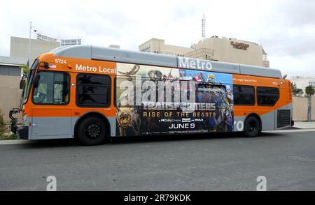 Los Angeles, California, USA 12th giugno 2023 Transformers Rise of the Beasts Bus il 12 giugno 2023 a Los Angeles, California, USA. Foto di Barry King/Alamy Stock Photo Foto Stock