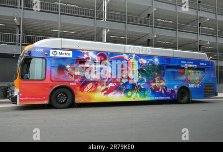 Hollywood, California, USA 12th Giugno 2023 Super Mario Bros. Movie Bus il 12 giugno 2023 a Hollywood, California, Stati Uniti. Foto di Barry King/Alamy Stock Photo Foto Stock