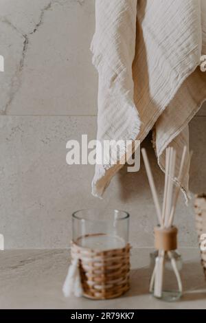 Un bagno bianco e incontaminato con un ampio piano di appoggio con asciugamani bianchi e vari accessori Foto Stock