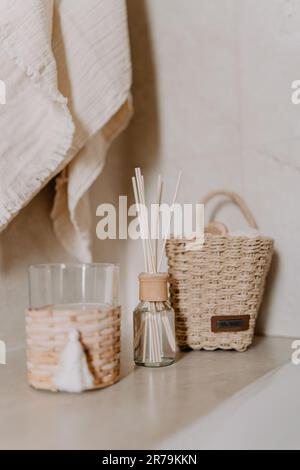 Un bagno bianco e incontaminato con un ampio piano di appoggio con asciugamani bianchi e vari accessori Foto Stock