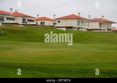 Campo da golf verde perfettamente tagliato, in un complesso residenziale vicino al mare Foto Stock